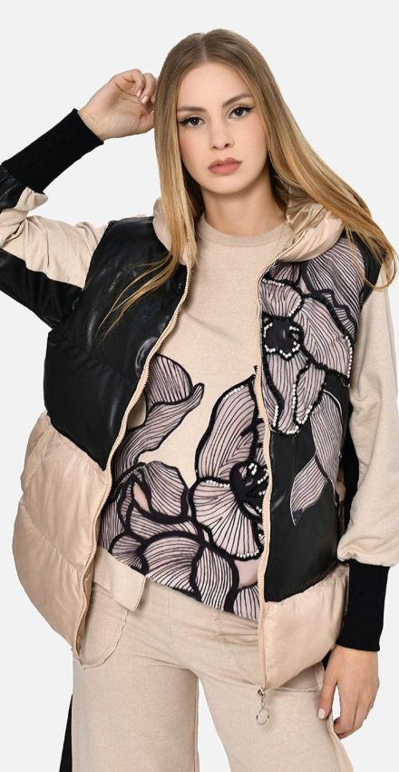 CHALECO CON CAPUCHA BEIGE CON NEGRO